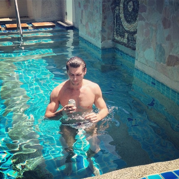 15. Настолько замучен жаждой, что даже залез в бассейн и пьет там.