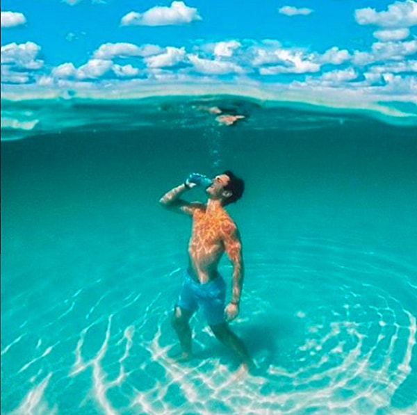 21. И напоследок, парень, пьющий прямо под водой.