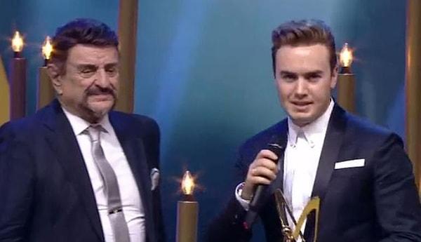 En iyi türk pop müzik erkek solist ödülü : Mustafa Ceceli