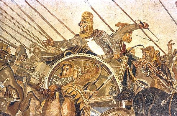 17. Pers kralı III. Darius, Büyük İskender’e kuşatmayı kaldırması için bugünkü para ile 1 milyar dolar teklif etmiştir, ancak Büyük İskender bu teklifi geri çevirip işine kaldığı yerden devam etmiştir.