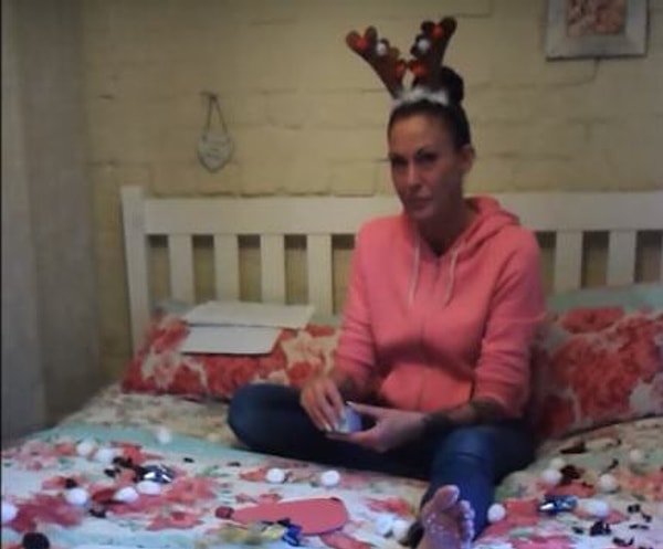 Для большего «комического» эффекта он нарядил ее в рождественского оленя.