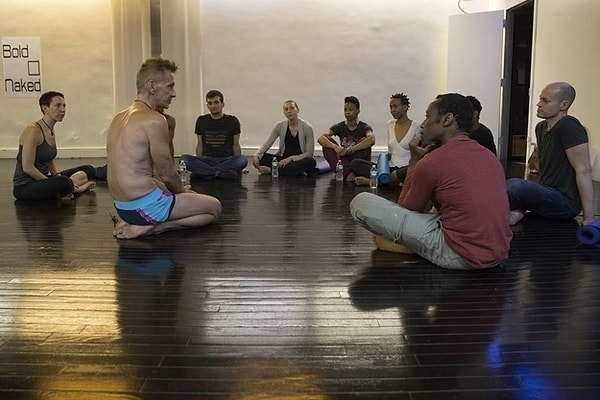 Инструкторы подчеркивают, что нагота нужна для того, чтобы обрести силу демонстрировать свою уязвимость и установить контакт с собой и окружающими на более глубоком уровне.