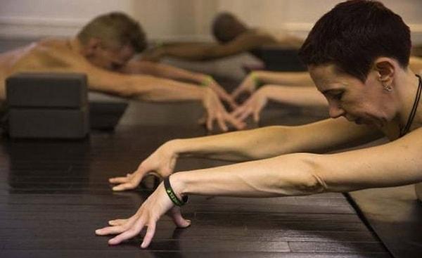 New York'ta açılan bir yoga sınıfı derse katılmak isteyenlere yaptığı çağrı ile gündeme oturdu: "çıplak ve cesur olun"