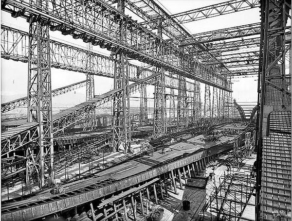 4. Harland and Wolff tersanelerinde üretilen Titanik; rakip firma Cunard Line'ın RMS Lusitania ve RMS Mauretania gemileriyle rekabet etmesi için tasarlanmıştı.