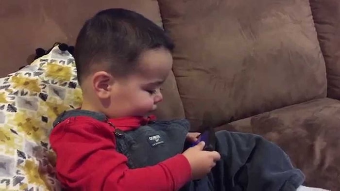 Adele'in Sesini Duyunca Ağlamayı Kesen Ufaklık