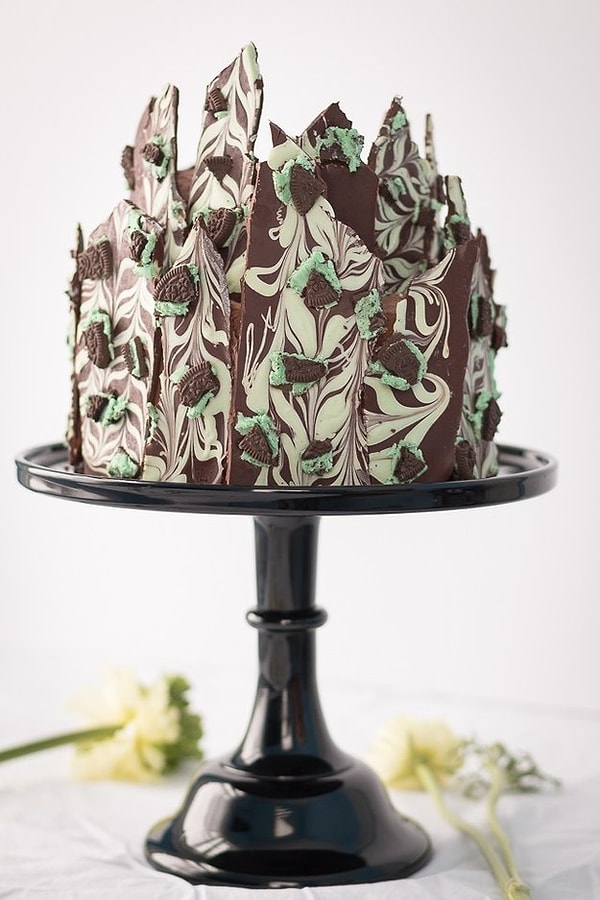 11. Слоеный торт с ирландским кремом-ликером, кусочками шоколадного печенья и мятой