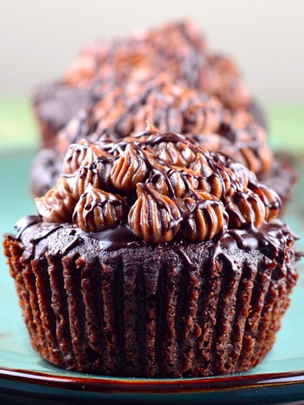 15. Веганский большой шоколадный капкейк с добавлением шоколадного виски и глазурью из ирландского крема