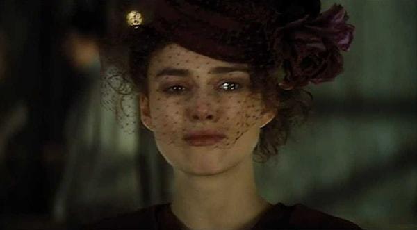 11. Anna... Vronsky'nin artık kendisini sevmediği düşüncesinden kurtulamayıp huysuz bir kadına dönüşmesinin büyük pişmanlığı sonucunda trenin önüne atlayarak intihar eder.