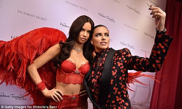 Адриана даже сделала селфи на память с "красным ангелом". Такая возможность теперь есть и у вас!