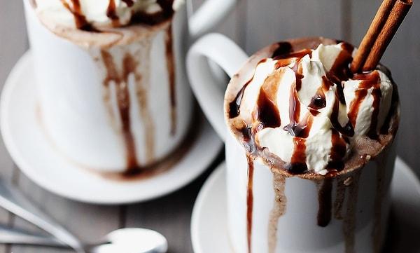 13. Sıcak çikolatayı kışa bomba gibi hazırlamak için bol bol baharat kullanmaya ne dersiniz?