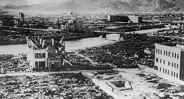 5. Hiroşima ve Nagazaki’ye atılan atom bombaları ile 250 bine yakın insanın öldüğünü,