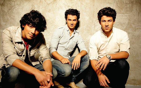 İddiayı ortaya atan kişi "Belki de Jonas Brothers'a karşı oldukça kayıtsız olan biri olarak bu sadece benim önyargımdır, ancak Sophie-Joe ilişkisi Joe Jonas’ın tanınırlığını artırdı." dedi.