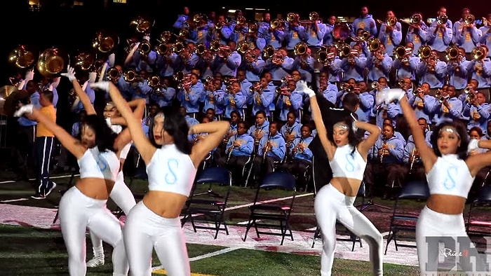 Devasa Orkestra ve Muhteşem Bir Dans Ekibinden Adele'in 'Hello' Şarkısı