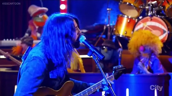 David Grohl ve The Muppet Band İşbirliği ile Ortaya Çıkan 'Learn to Fly' Performansı