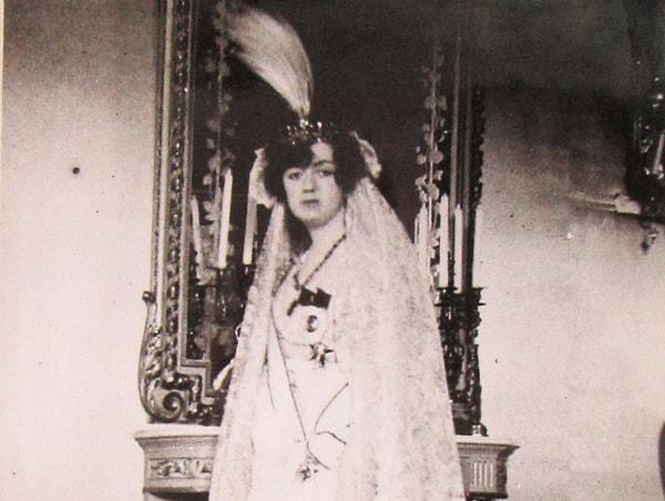 Son Osmanlı Padişahı Vahdettin'in küçük kızı olan Sabiha Sultan 1894 yılında doğmuş.