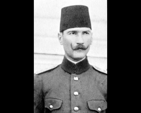 Bir iddiaya göre Mustafa Kemal ve Sabiha Sultan hiç görüşmüyorlar. Mustafa Kemal aracılarla evlilik teklifini iletiyor.