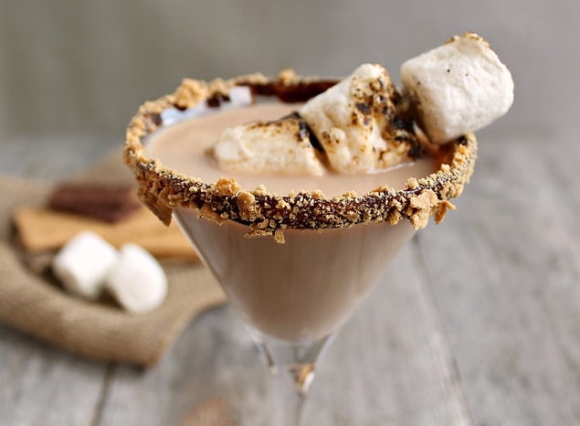 12. Yumuş yumuş marshmallow ve biraz bisküvi kırıntısının eşlik ettiği bu kokteyle ne dersiniz?