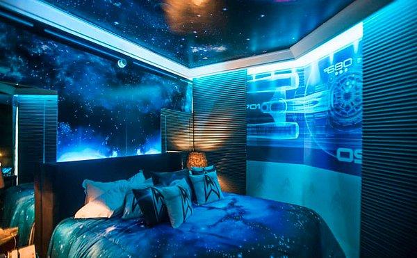 10. Sanal gerçeklik temalı bir yatak odası.