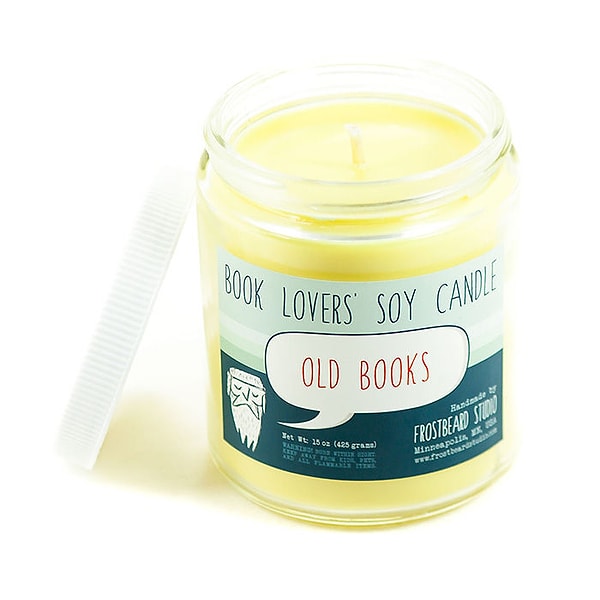 3. Свеча с ароматом старых книг