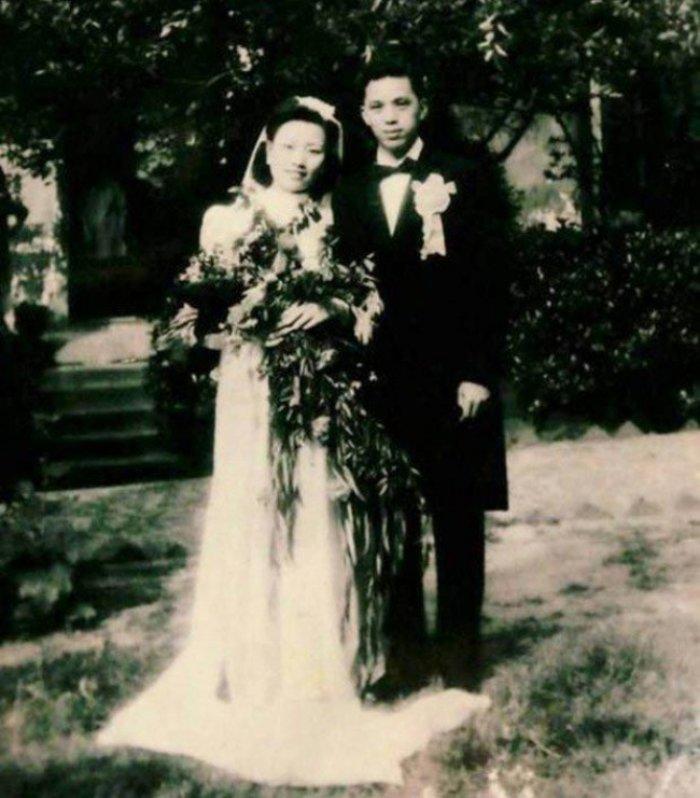 Yıl 1945! 2 yıl öncesinde tanışan çiftimiz, savaş dönemi olmasından dolayı ancak evlenme şansını yakalayabilmiş...