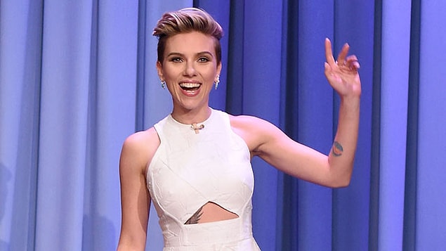 10. Scarlett Johansson'un dövmeleri, ilk bakışta birçoğunuza biraz gösterişsiz gelebilir.