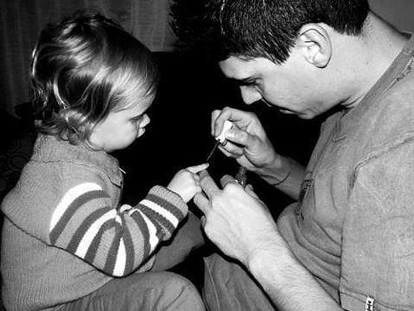 28. красить лак на малюсенькие ногти...