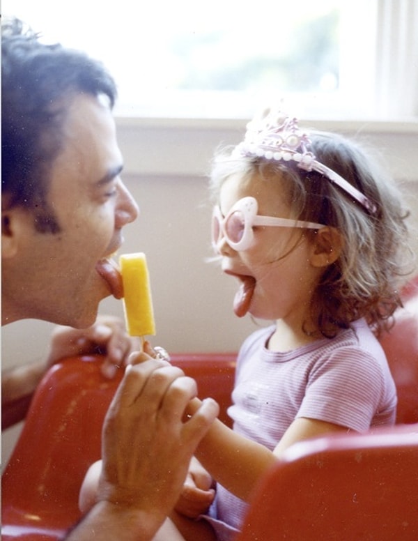 29. кушать мороженное... С папой все веселее!