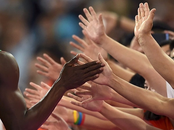 6. Усэйн Болт, пожимает руку фанатам после победы в забеге на 200 метров на чемпионате мира по легковой атлетике. Национальный стадион в Пекине, Китай, 27 августа, 2015 г.