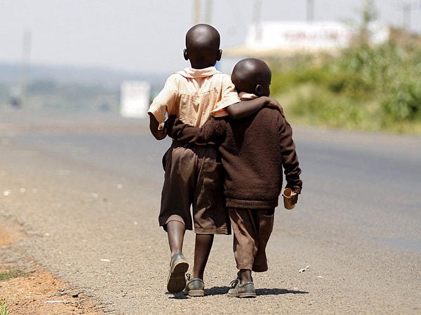 8. Мальчики идут со школы на обед домой. Деревня Когело, недалеко от столицы Кении, Найроби, 16 июля, 2015 г.