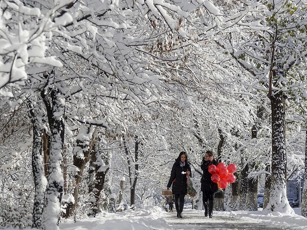 24. Девушки идут по заснеженной аллее. Алма-Ата, Казахстан, 16 ноября, 2015 г.