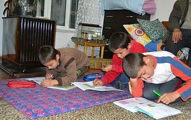 4. Okuduğunuz ortamın sessiz olması mümkün değildir: Aile sohbeti, çay kaşığının tıngırtıları, sobanın güp güp sesleri, şahane pazarda oynanan belediye çukuru...