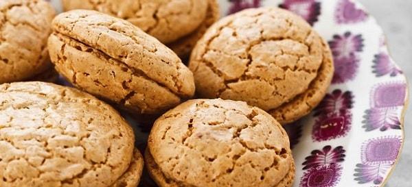Acı badem kurabiyesinde hangi un kullanılır?