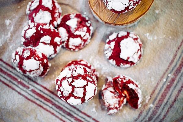 14. Bu kurabiyeler kırmızı üstelik üstlerine kar yağmış, galiba Noel anne pişirmiş...
