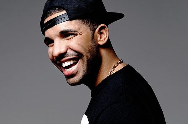 Ünlü şarkıcı Drake "Swiftie'lere karşı bahse giremem" diyerek Chiefs'e 1,15 milyon dolarlık bahis yatırmış ve Kelce'in takımını desteklemişti.