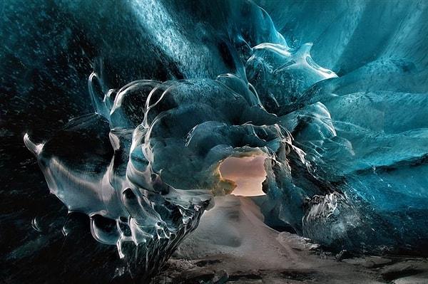 6. İzlanda'da bir buz mağarası.