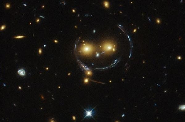 13. Hubble Uzay Teleskobu ile uzayda yakalanan gülen surat görüntüsü.