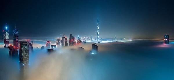 16. Yoğun sis altında Dubai semaları.