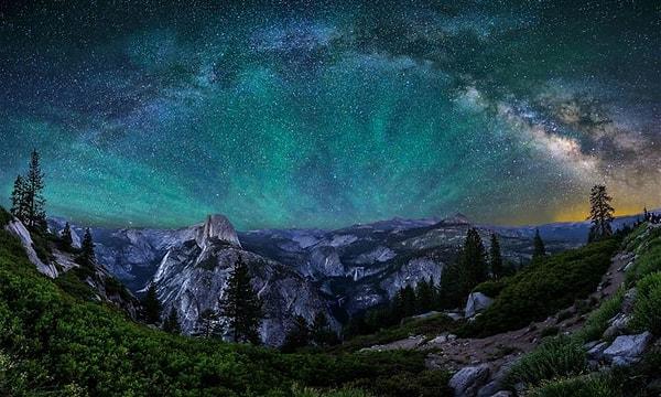 19. Yıldızlı bir gecede Amerika'daki Yosemite Ulusal Parkı.