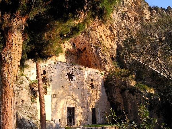 1. Tüm dünyada yapılmış ilk kilise (Antakya’daki St.Peter’s Kilisesi) Türkiye’dedir. İncil’de adı geçen yedi kilisenin hepsi de Türkiye’de yer almaktadır.