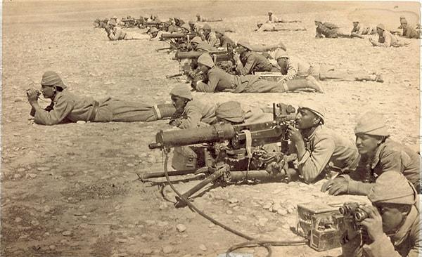 Tüfek başındaki Türk Askerleri