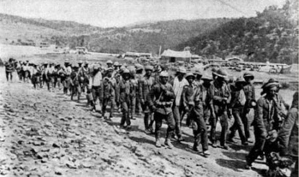 Meydana yürüyen İngiliz askerleri