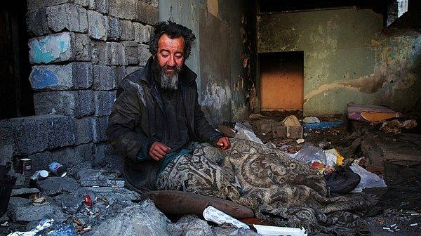 18. Türkiye genelinde 100 bin civarında evsizin sokakta yaşam savaşı verdiğini düşünürsek: