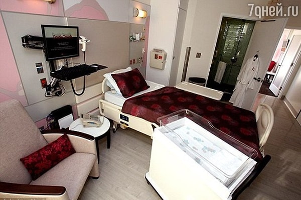 Роды Ким прошли в престижном медицинском центре Лос-Анджелеса. Палата, в которой находится звезда, стоит 4000 долларов за сутки.