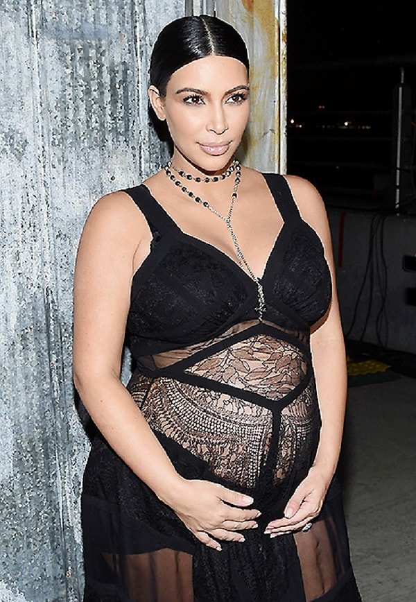 Но это совсем не мешало ей посещать светские мероприятия и все также носить откровенные наряды.