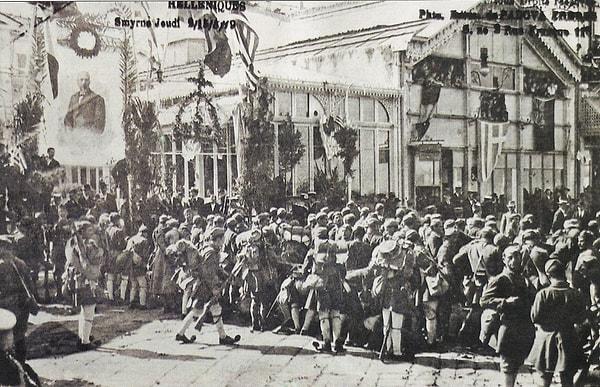 4. Ve böylece 14 Mayıs 1919'da, İngiltere ve Fransa destekli Yunan donanması İzmir’i işgal etmek için Pire limanından hareket eder.