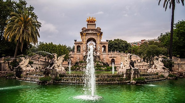 2. Те, кому наскучил офис, всегда могут удобно устроиться в одном из многочисленных парков и подключиться к бесплатному вайфаю.