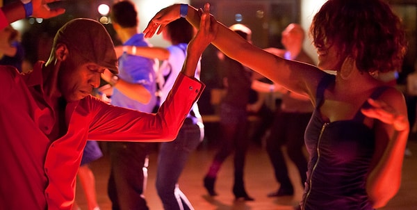 10. Чтобы научиться танцевать сальсу, можно отправиться в первый попавшийся клуб или бар. Сколько песен, столько и партнеров! :))