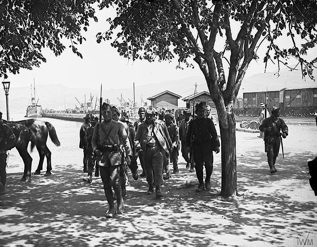 13. Bu arada "Anadolu halkı bizim kardeşimiz, biz savaşmayacağız” diye silah bırakan 200 yunan sosyalist tutuklanmıştır.