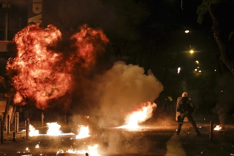 15 Fotoğraf ile Aleksis'in Polis Kurşunuyla Öldürülüşünün Yıl Dönümünde Atina Sokakları