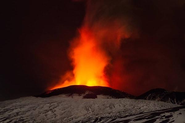 6. Sahip olduğu 1190 kilometrekarelik alan üzerinde 250'den fazla krater bulunuyor.